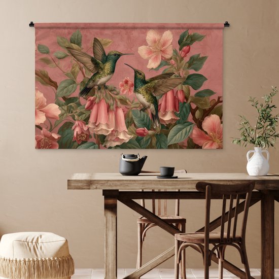 Wandkleed met roze achtergrond, kolibries en bloemen in een eetkamer.