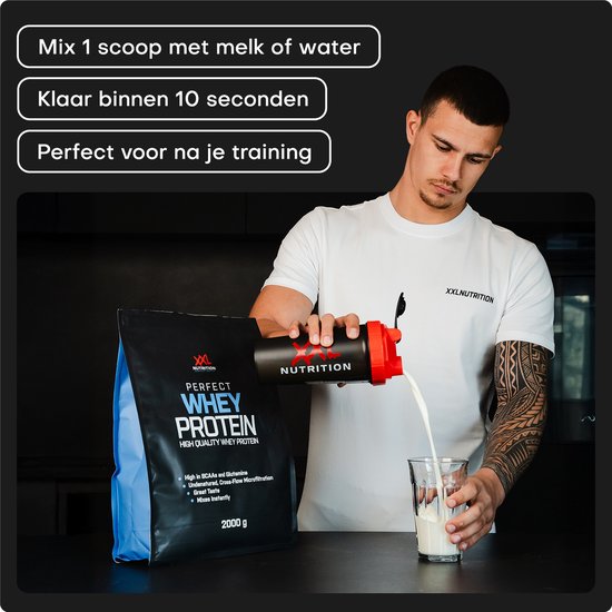 Man in wit XXL Nutrition shirt schenkt eiwitpoeder uit een shaker in een glas melk.