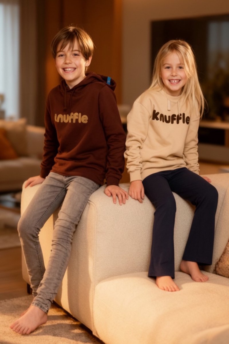 Knuffle Classic Hoodie® | Van het bekende Nederlandse merk Knuffle® | Linda: "De perfecte hoodie voor jouw kind! Stijlvol en comfortabel" | Duurzaam geproduceerd in Portugal | Voor jongens en meisjes | In 4 kleuren, dit is maat 134-140, kleur Beige