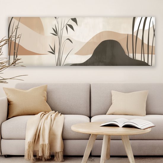 Abstract schilderij in beige tinten met donkere planten en heuvelvormen boven een bank.