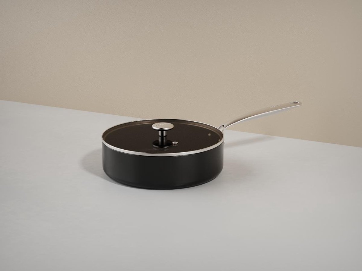 COMBEKK Element Expert sauteerpan met deksel - 18cm - Zwart - PFAS vrije keramische antiaanbaklaag - Gemaakt van 100% gerecycled aluminium - Inductiegeschikt