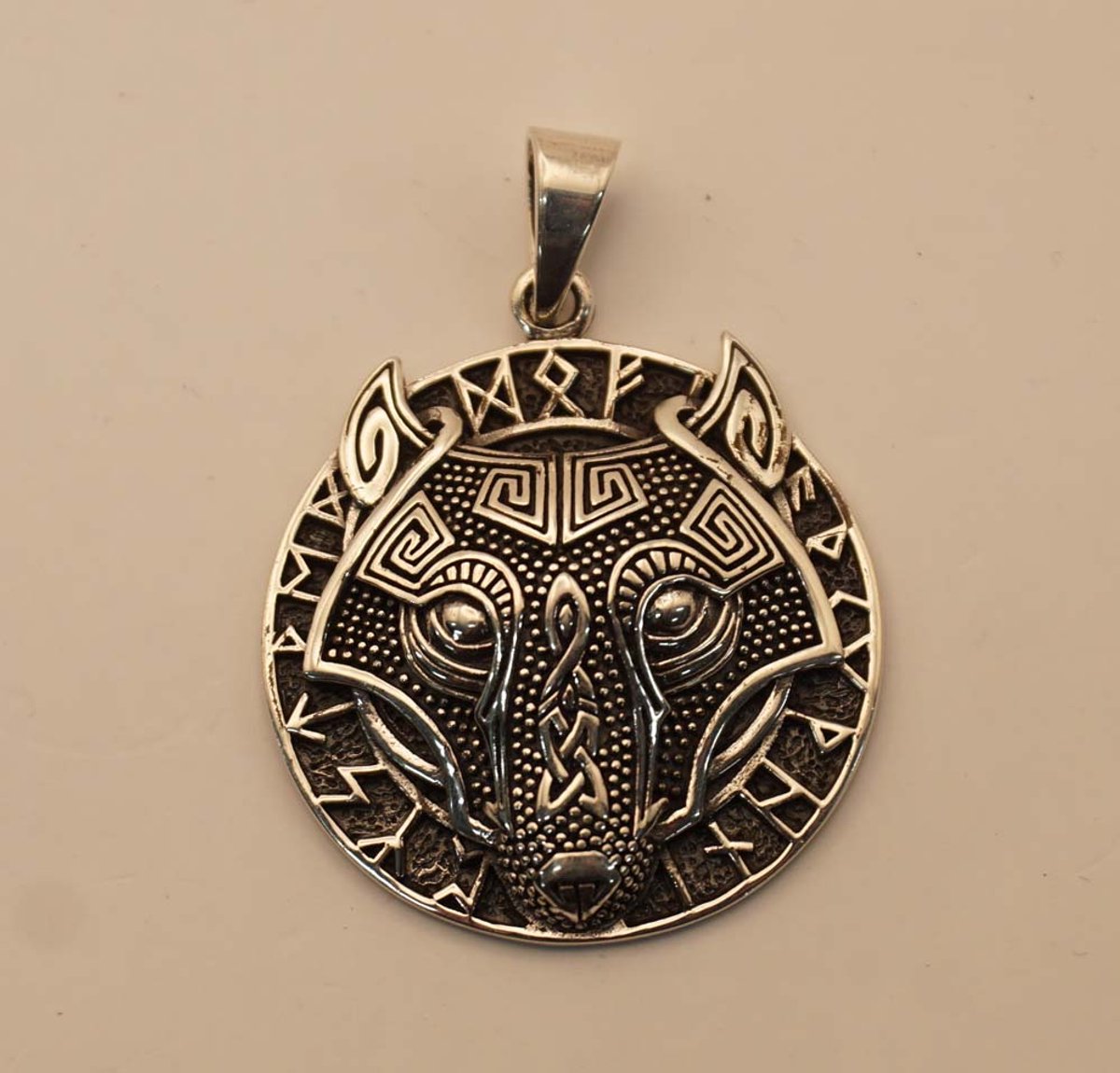 Hanger van 925 zilver keltische wolf in rand met runentekens - keltische hangers van sterling zilver - bedeltje van aan ketting wolf - wolven zilveren hanger - sterling zilveren celtic pendants - cadeau tip feestdagen