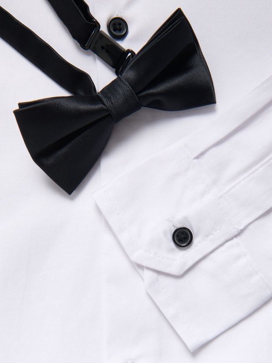 Detailopname van een witte blouse met een zwarte vlinderdas en een zwarte knoop op de manchet.