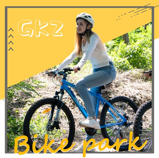 Meisje in een witte trui rijdt op een blauwe mountainbike in een bos, met de tekst "GKZ Bike park".