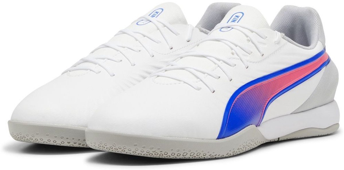 Puma voetbal schoenen in wit met blauwe en roze accenten, laag model, synthetisch bovenwerk, maat 43.