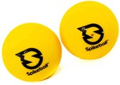 Twee gele Spikeball ballen met zwart logo, naast elkaar.