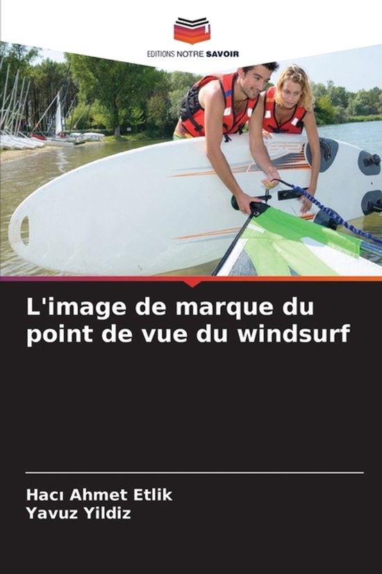 Een man en vrouw met reddingsvesten staan op een windsurfplank. De tekst 'L'image de marque du point de vue du windsurf' staat op de afbeelding.