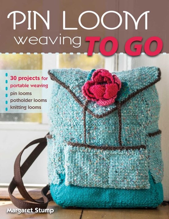 Boekomslag: "PIN LOOM weaving TO GO" met een turquoise geweven rugzak met bruine accenten en een roze bloem.