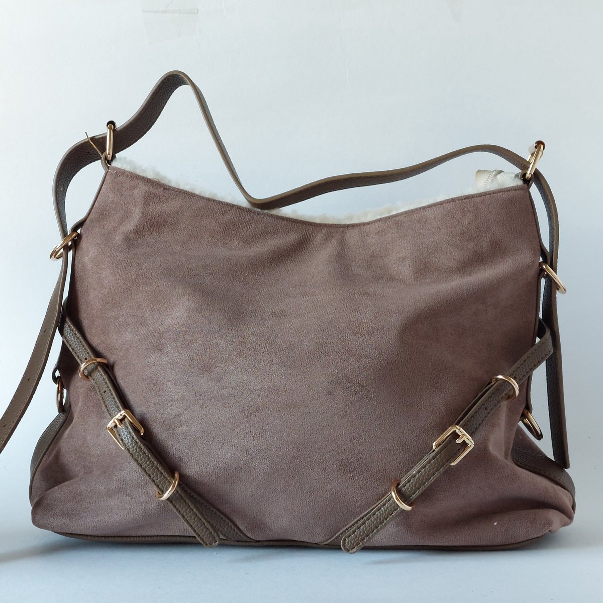 schouder damestas - TAUPE - suède look - binnenzijde rand teddy stof - ruim - verstelbare schouderband - sierriempjes voorzijde
