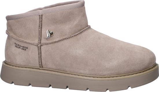 Beige suède laars met bontvoering, Skechers Slip-Ins logo en hartvormige versiering.