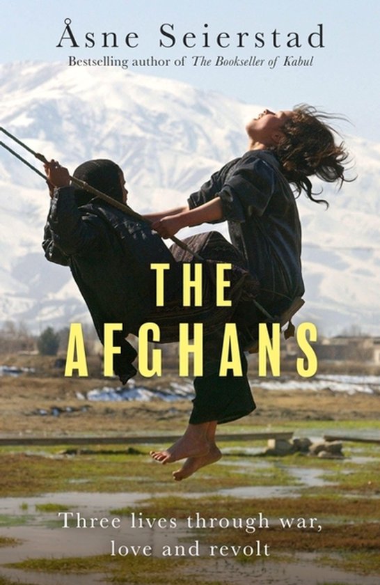 Boekomslag van 'The Afghans' met op de voorgrond twee kinderen op een schommel voor een berglandschap.