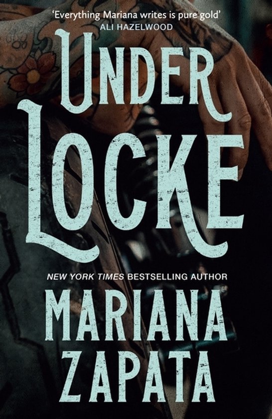Boekomslag 'Under Locke' van Mariana Zapata. Tekst: 'Everything Mariana writes is pure gold', ALI HAZELWOOD, UNDER LOCKE, NEW YORK TIMES BESTSELLING AUTHOR, MARIANA ZAPATA.