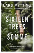 Boek "The Sixteen Trees of the Somme" van Lars Mytting, met tekst op een groen gebladerte achtergrond. Een vrouw met donkere kleding is zichtbaar.