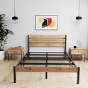 Compleet houten en zwart metalen bedframe in een lichte slaapkamer met bijzettafels.