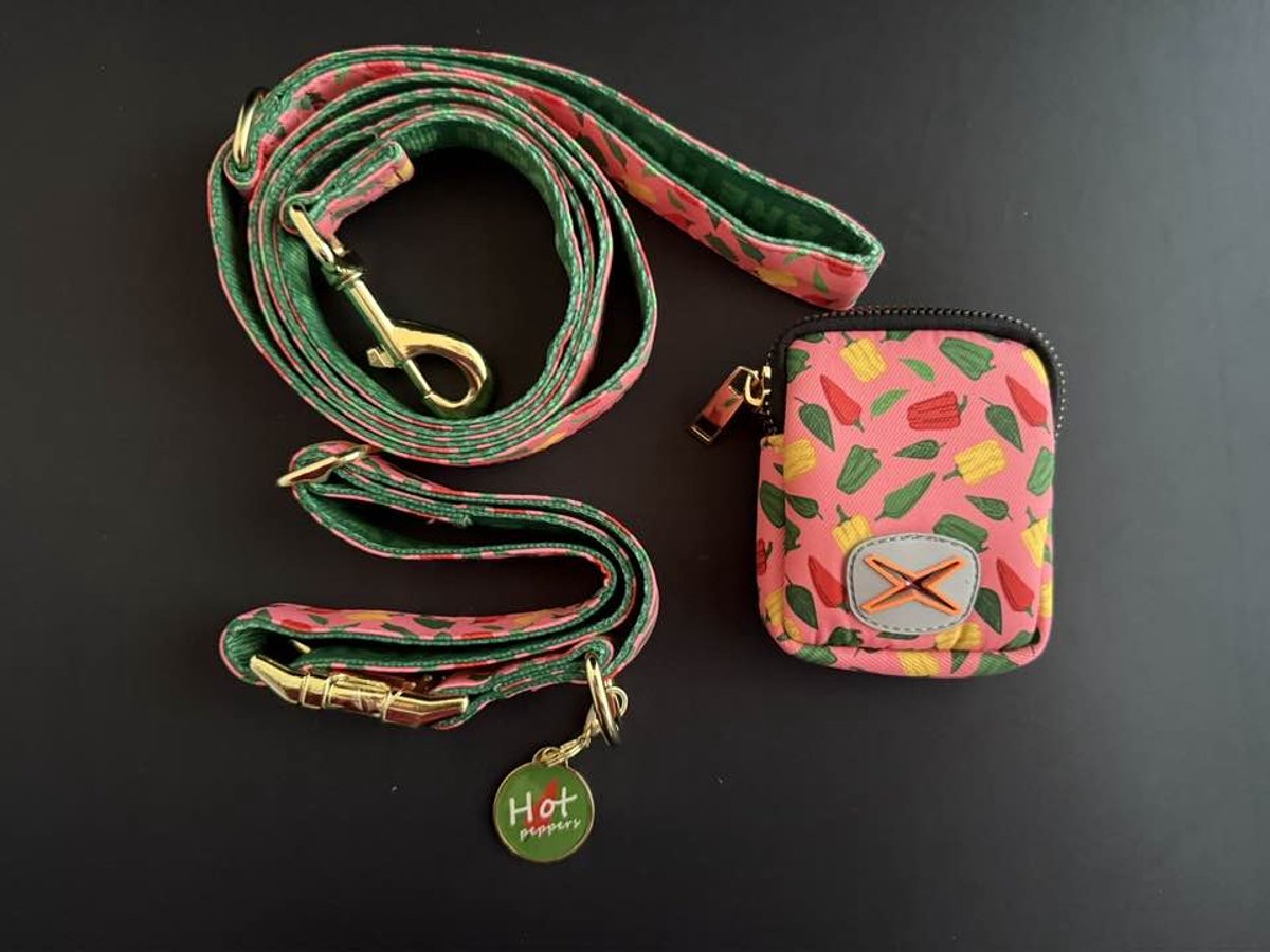 Halsband set 4-delig voor hond - rozerode hondenhalsband met papika en pepers - L - halsomvang 38-63 cm - breedte 2,5 cm - metalen goudkleurige accessoires - dubbelzijdig bedrukt - halsband, riem, bijpassende sleutelhanger en poepzakjeshouder