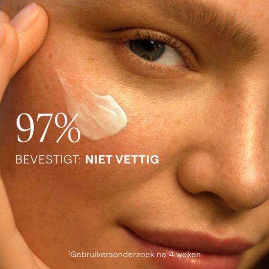 Model met lichte huid, 97% bevestigt dat het niet vettig is. 'Gebruikersonderzoek na 4 weken.