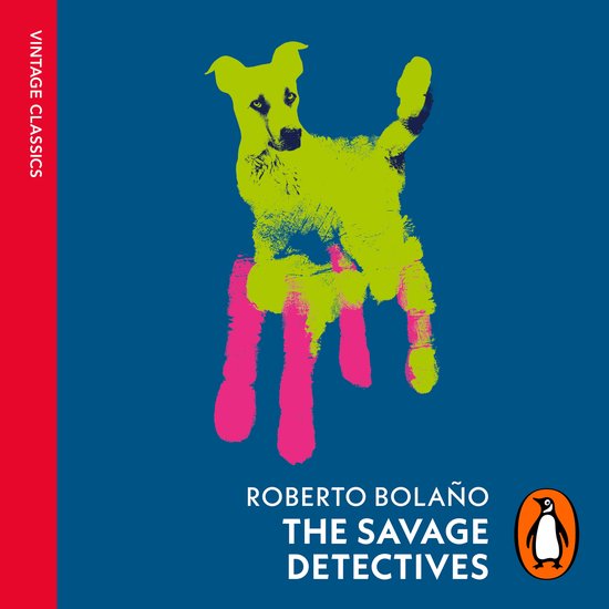 Boekomslag met een limegroene hond en roze stoelpoten tegen een blauwe achtergrond. Titel: THE SAVAGE DETECTIVES.