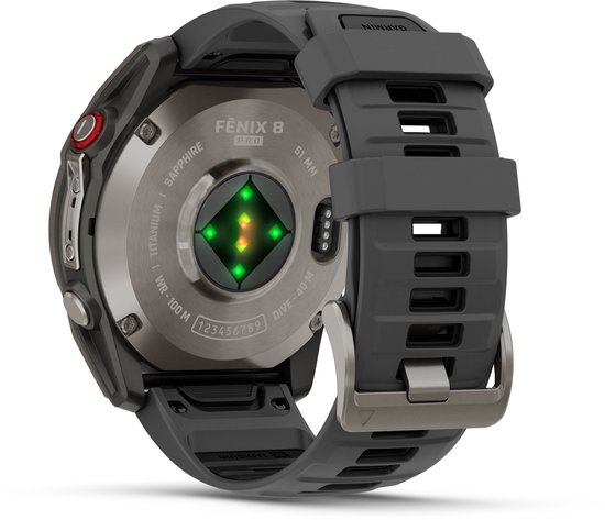 Achterkant van een grijze Garmin Fenix 8 Pro smartwatch, met hartslagsensor en specificaties.