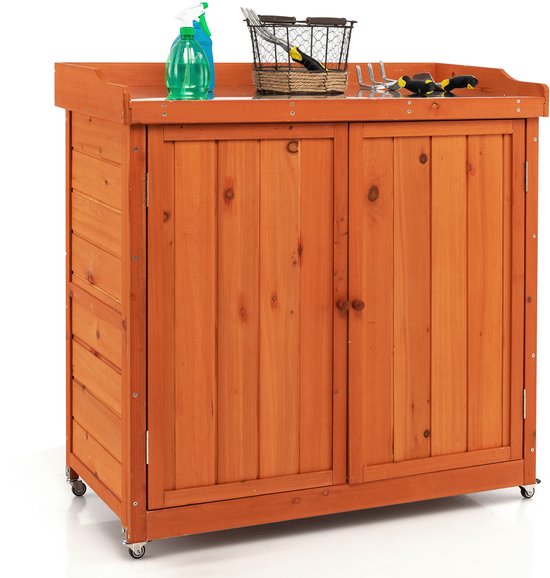 Houten opbergkast op wieltjes, met schoonmaakmiddelen, mand met tuingereedschap.
