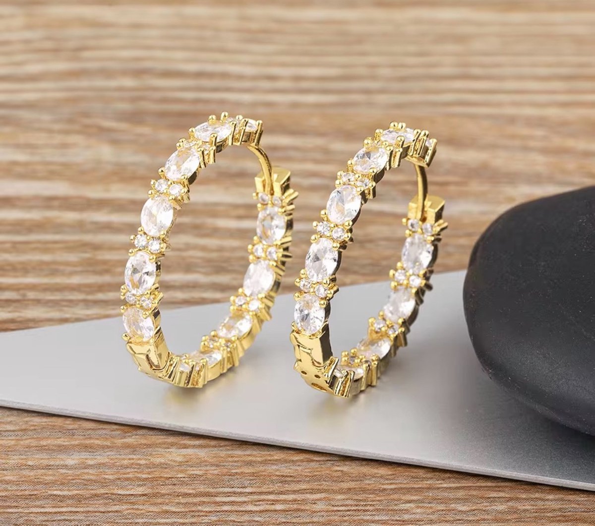 Merlie oorbellen – Goudkleurige Hoop Oorbellen met Kristallen Look – Chic & Elegant 3 cm