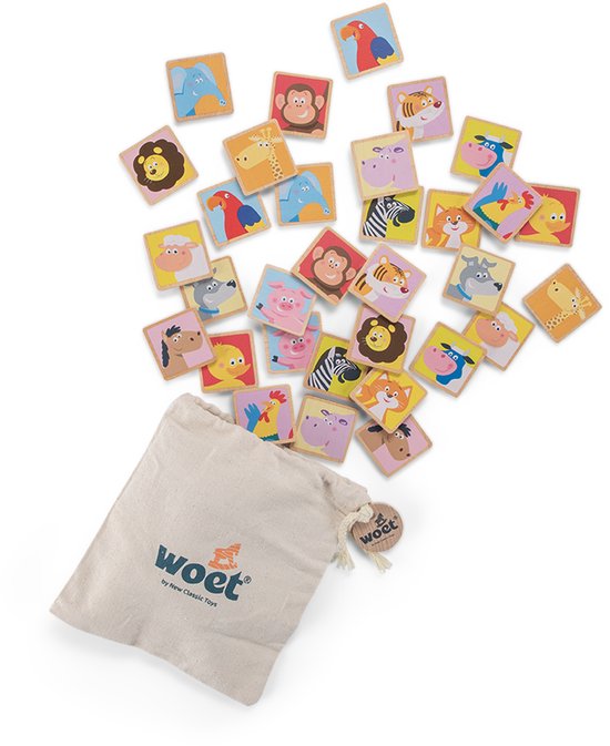 Houten speelgoed met afbeeldingen van dieren, waaronder een leeuw, olifant, aap, tijger, zebra, paard, giraffe, vogel, en een hond. Een deel ligt verspreid rond een stoffen zakje met het 'woet' logo.