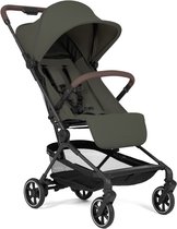 Groene Hauck Lite N Care buggy met bruine handgrepen en zwarte wielen, op een witte achtergrond.