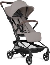 Lichtgrijze buggy met bruine handgrepen en een zwart mandje.