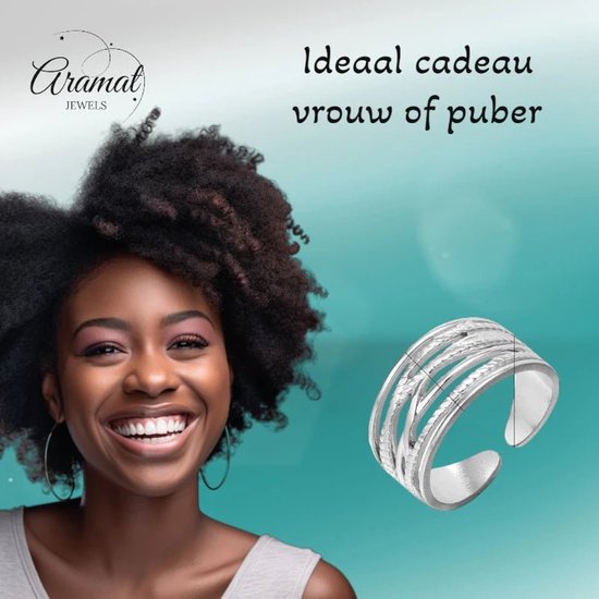 Zilverkleurige verstelbare ring met lijnenpatroon, gedragen door een lachende vrouw met krullend haar.