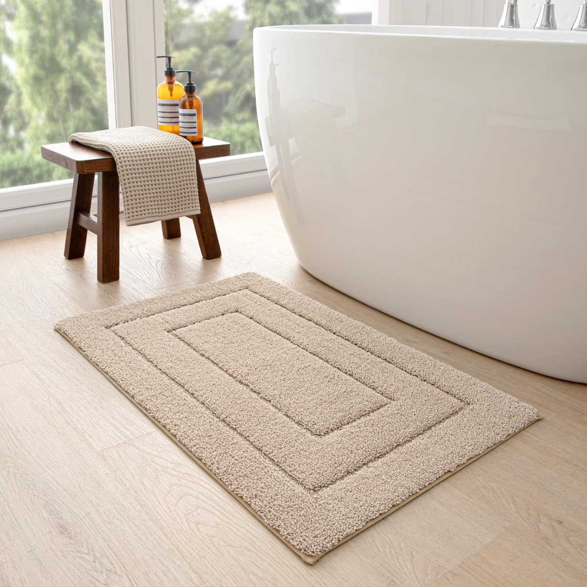 Famanu - Badmat 60 x 110 cm, Antislip, Zacht Badkamertapijt, Waterabsorberende Badmatten, Machinewasbaar voor Douche, Bad en Toilet, Badkamer Accessoires, Beige