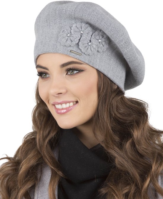 Foto: Vivisence dames baret gebreid met wolmix met zachte structuur en subtiele bloemen applicatie houdt warm en zit comfortabel voor dagelijks gebruik en stijlvolle outfits tijdens koude dagen lichtgrijs