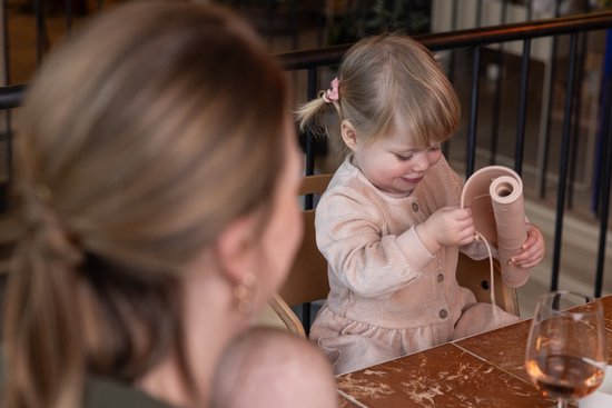Bébé on the Move - Yummy Mat - Set de table et tapis anti-goutte 2 en 1 - Enroulable et portable - Compatible lave-vaisselle - Anti-poussière - Blush