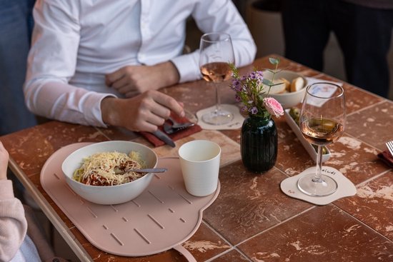 Bébé on the Move - Yummy Mat - Set de table et tapis anti-goutte 2 en 1 - Enroulable et portable - Compatible lave-vaisselle - Anti-poussière - Blush