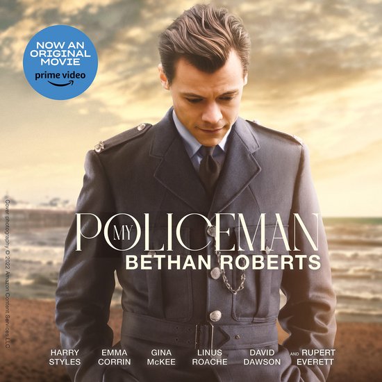 Man in marineblauw politie-uniform met ketting, met de tekst 'My Policeman' en 'Bethan Roberts'.