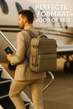 Man in pak met beige rugzak, op weg naar een vliegtuig. "PERFECTE FORMAAT VOOR OP REIS".