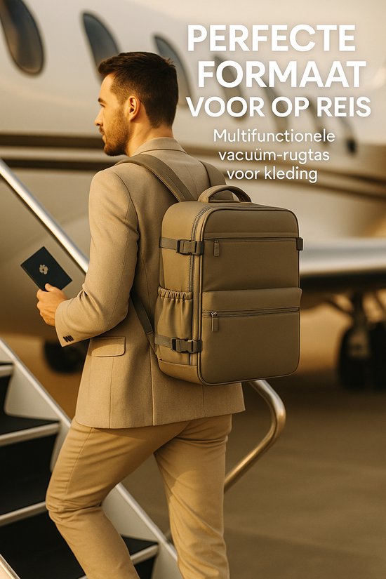 Man in pak met beige rugzak, op weg naar een vliegtuig. "PERFECTE FORMAAT VOOR OP REIS".