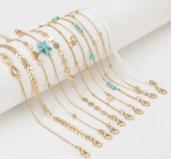 Ensemble de dix bracelets de cheville dorés ornés d'étoiles, de perles turquoise, de pièces et d'un motif à chevrons. Allant de l'infini à la forme de coquillage.