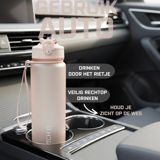 Matte beige drinkfles met rietje en draaglus in de middenconsole van een auto. Veilig rechtop drinken.