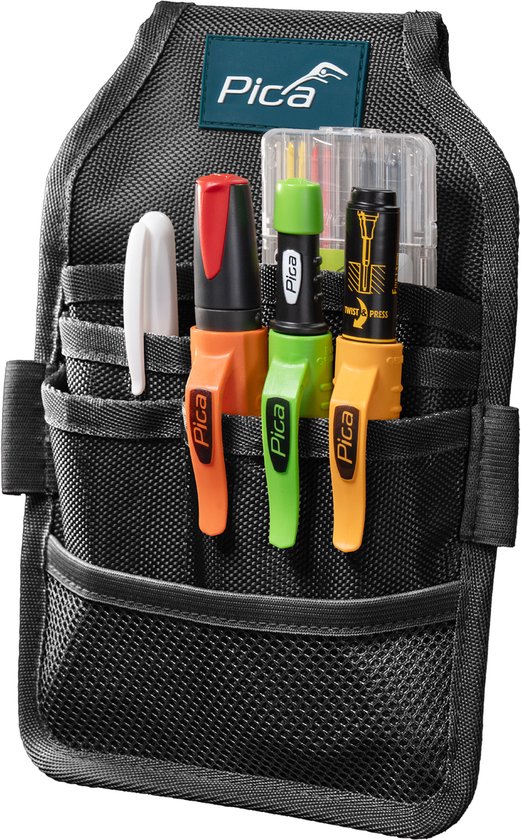 Zwarte Pica gereedschapsriem met 3 markeerstiften (oranje, groen, geel/zwart) en een witte stift.