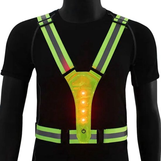 Geel reflecterend hardloopvest met een V-vormige LED-verlichting op de borst, gedragen over een zwart shirt.