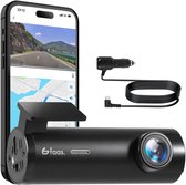 Zwarte dashcam met lens en microfoon, naast een smartphone en autolader met kabel.