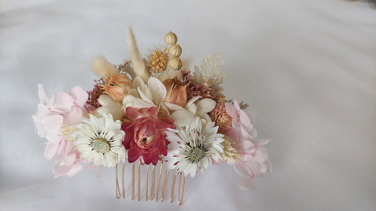 Modern en romantische bruidshaarkam, boho haaraccessoire met gedroogde en gestabiliseerde natuurlijke bloemen, voor boho bruiloft en feestelijke gelegenheid/ bruidsspeld