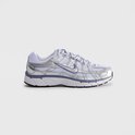 Nike P-6000 sneaker in metallic zilver en indigo, zijaanzicht van binnenkant.