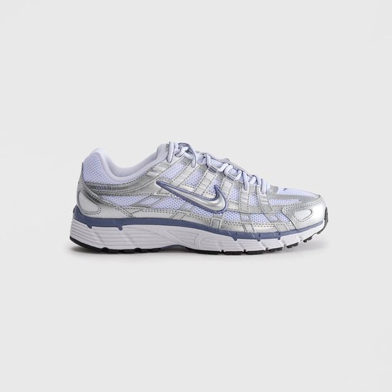 Nike P-6000 sneaker in metallic zilver en indigo, zijaanzicht van binnenkant.