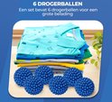 Une pile de vêtements colorés et six boules de séchage bleues.