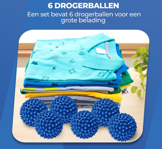 Une pile de vêtements colorés et six boules de séchage bleues.