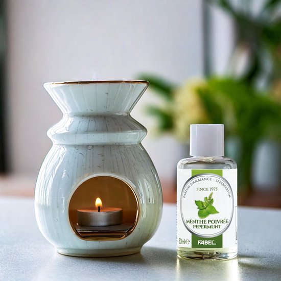 Flesje Fabel interieurparfum 'Menthe Poivrée Pepermunt', 30ml, naast een witte geurbrander met brandende kaars.
