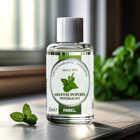 Flesje Fabel interieurparfum 'Menthe Poivrée Pepermunt', 30ml, naast een paar muntblaadjes.