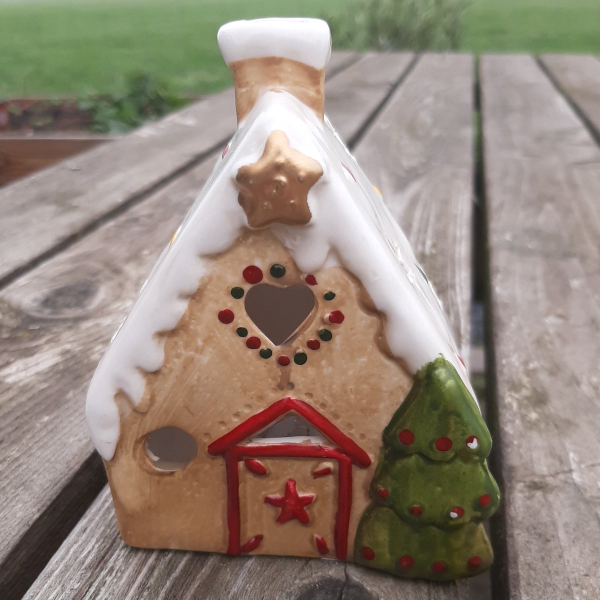Kleurrijk peperkoekhuisje met led-verlichting