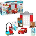 LEGO Duplo Disney en Pixar Cars McQueens Bezoek aan Docs Garage: rode Lightning McQueen, garage, doktersspullen.