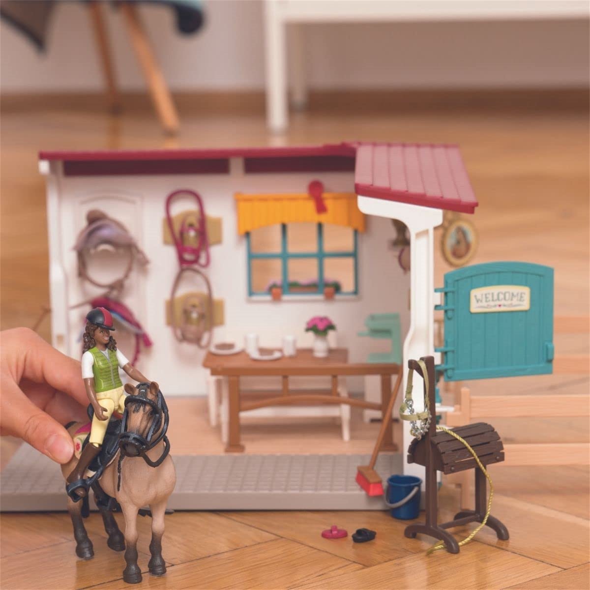 Schleich HORSE CLUB Zadelkamer- Beweegbaar Figuurtje - Afneembaar Zadel & Hoofdstel - Paarden Speelgoed - Kinderspeelgoed - 42591 — afbeelding 3